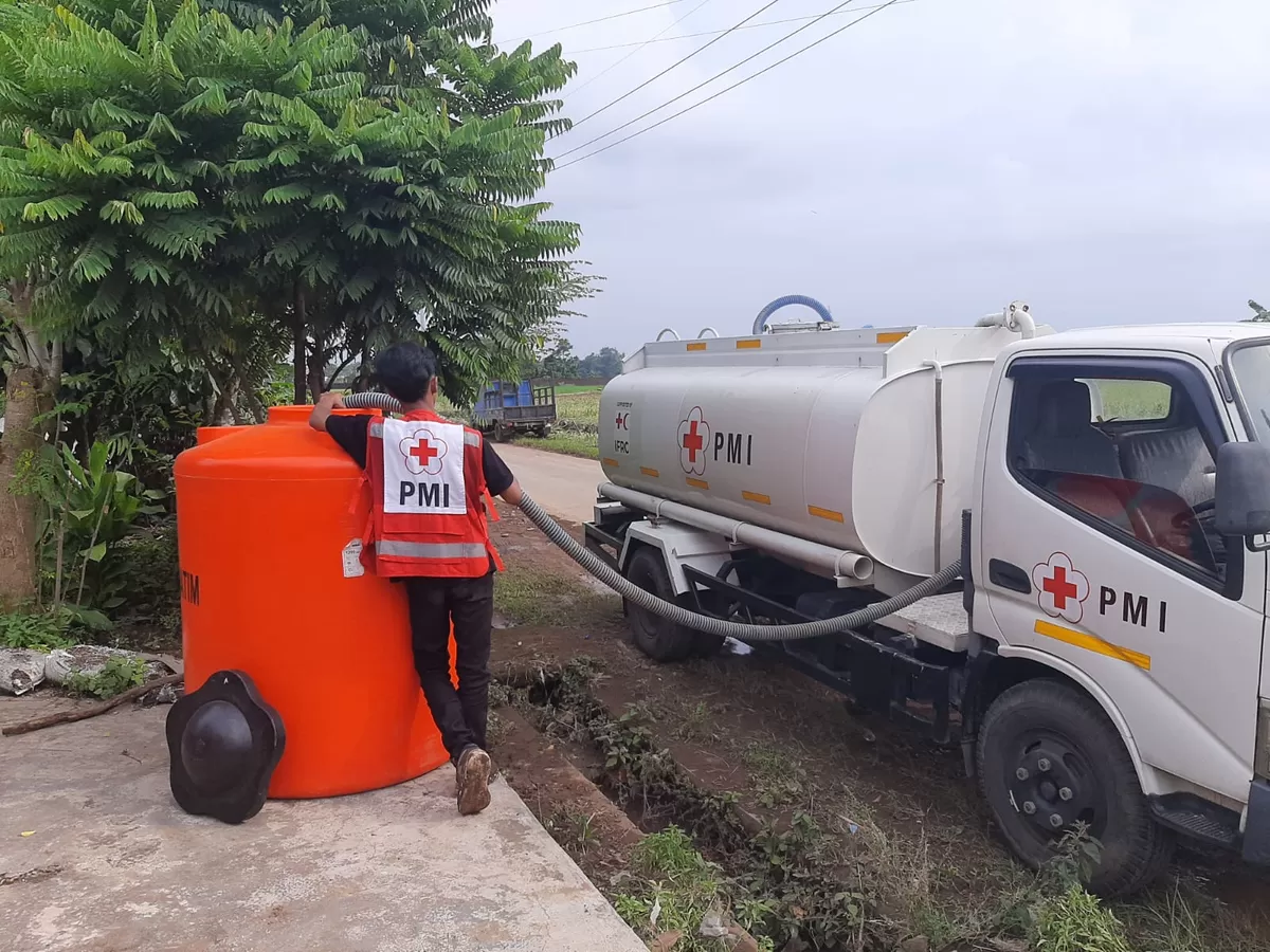PMI Jember distribusikan air bersih. (Dok. PMI Jember)