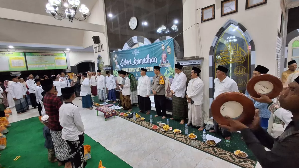 Pengurus MWC NU Kecamatan Diwek, Jombang sedang melakukan pelantikan dan santunan terhadap anak yatim dalam kegiatan Safarai Ramadan. (SketsaNusantara.id)