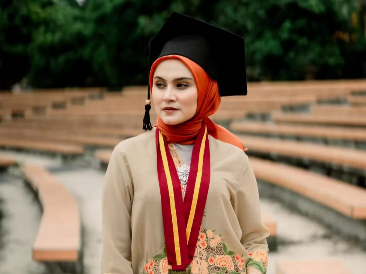 Potret Zee Zee Shahab wisuda. (Insyaallah/@zeezeeshahab)
