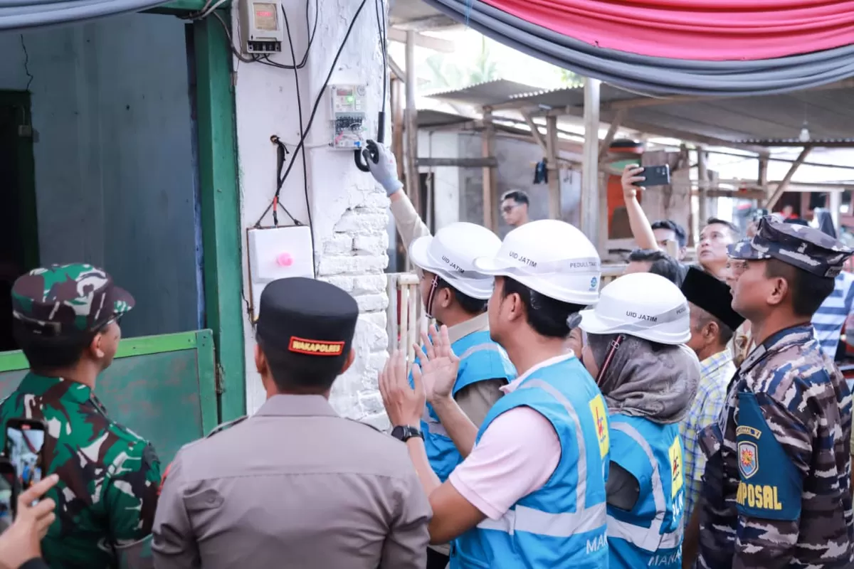 Pemasangan listrik PLN di Jember. (M Purnomo/SketsaNusantara.id)