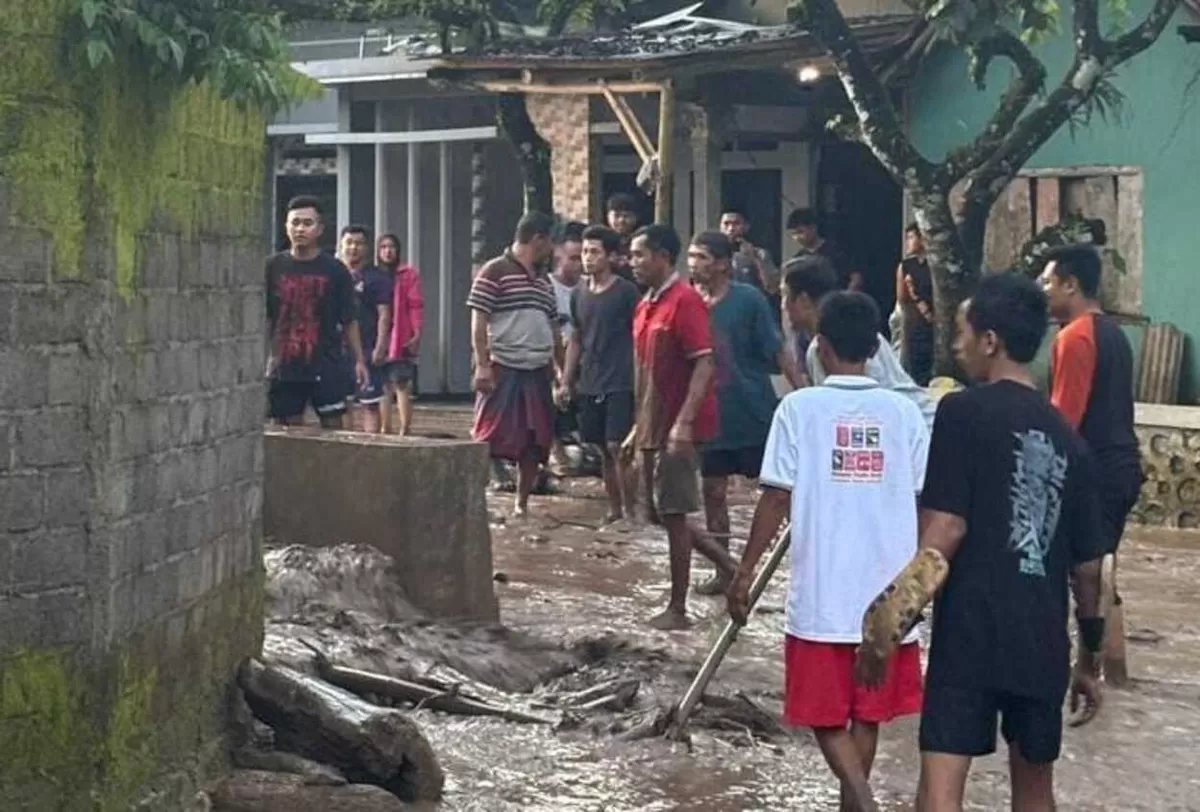 Sejumlah warga saat membersihkan Akses jalan terdampak banjir. (M Purnomo/SketsaNusantara.id)