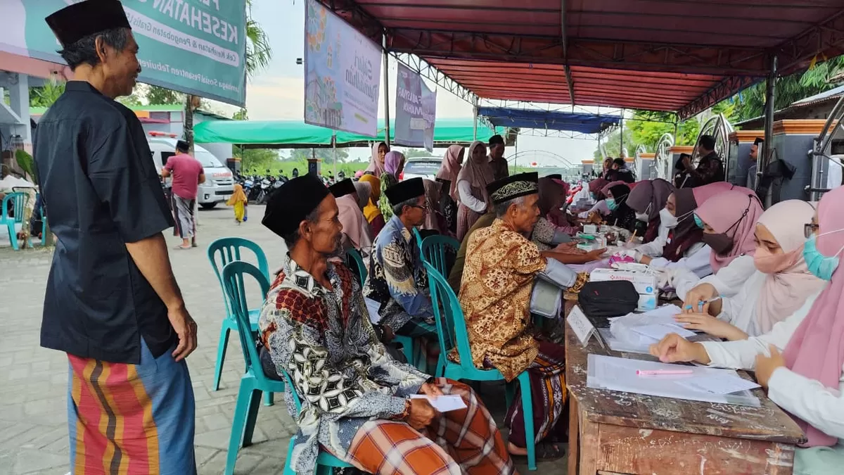 Warga sedang antri untuk periksa kesehatan secara gratis dalam kegiatan Ngaji Kesehatan yang diselenggarakan Masjid At-Taqwa Desa Cukir, Diwek, Jombang (SketsaNusantara.id)