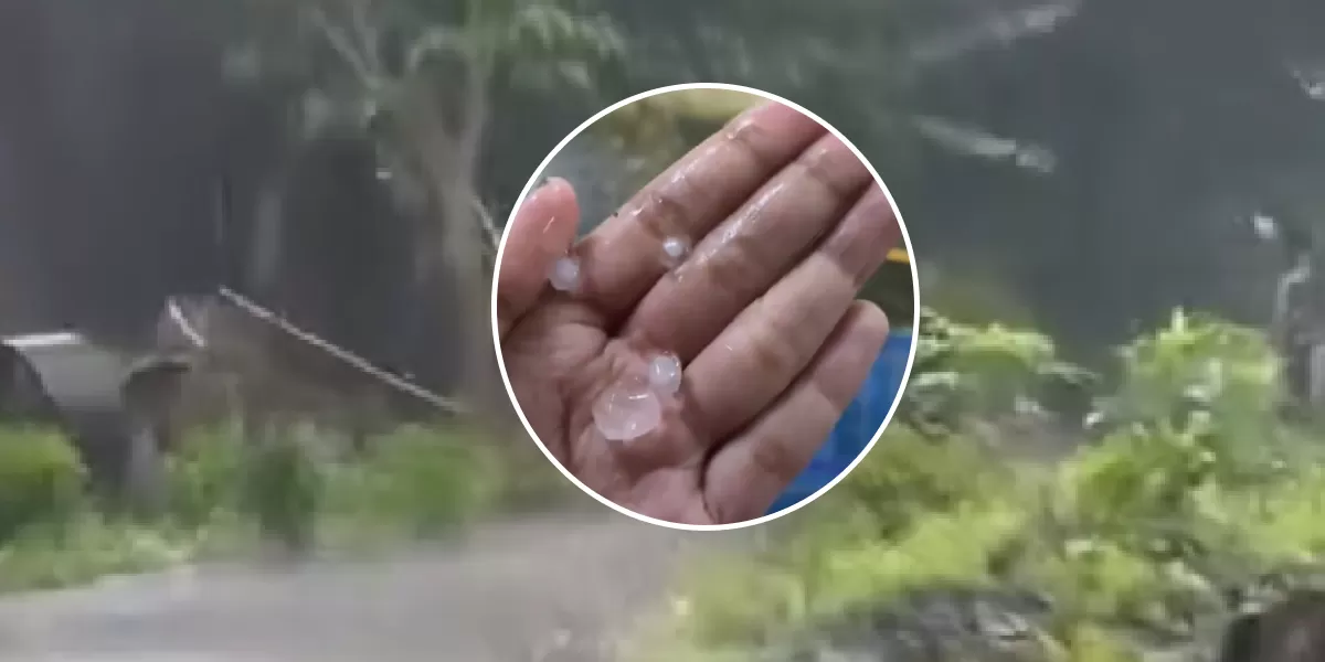 Butiran es berserakan di halaman warga Kebondalem Elor, Prambanan, usai hujan es mengguyur wilayah tersebut. (X/merapi_uncover)