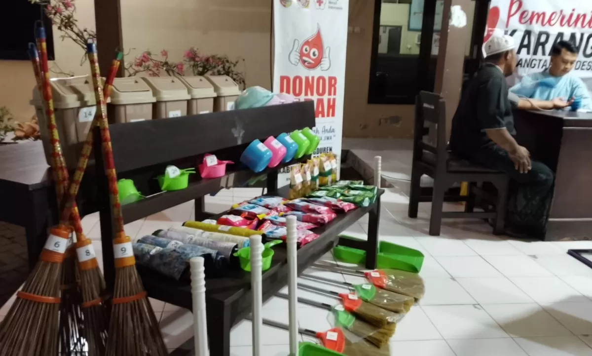 Donor darah di Karang Duren Balung Jember, warga mendapat suvenir alat rumah tangga (Dok. PMI Jember )