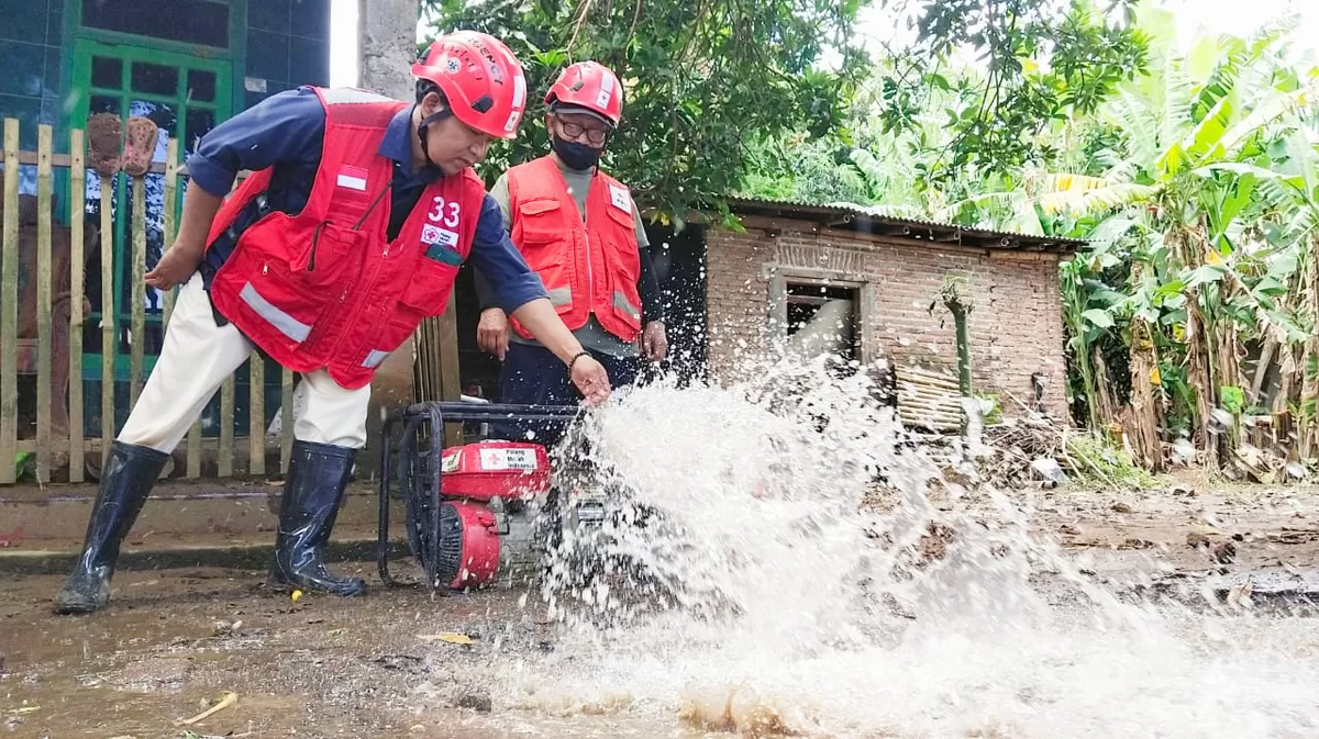 PMI Jember bersihkan sumur. (Dok. PMI Jember)