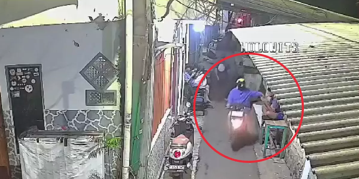 Tangkapan layar CCTV yang memperlihatkan momen seorang bocah menjadi korban penjambretan saat duduk di pinggir jalan di kawasan Slipi, Jakarta Barat.  ((X/RadioElshinta))