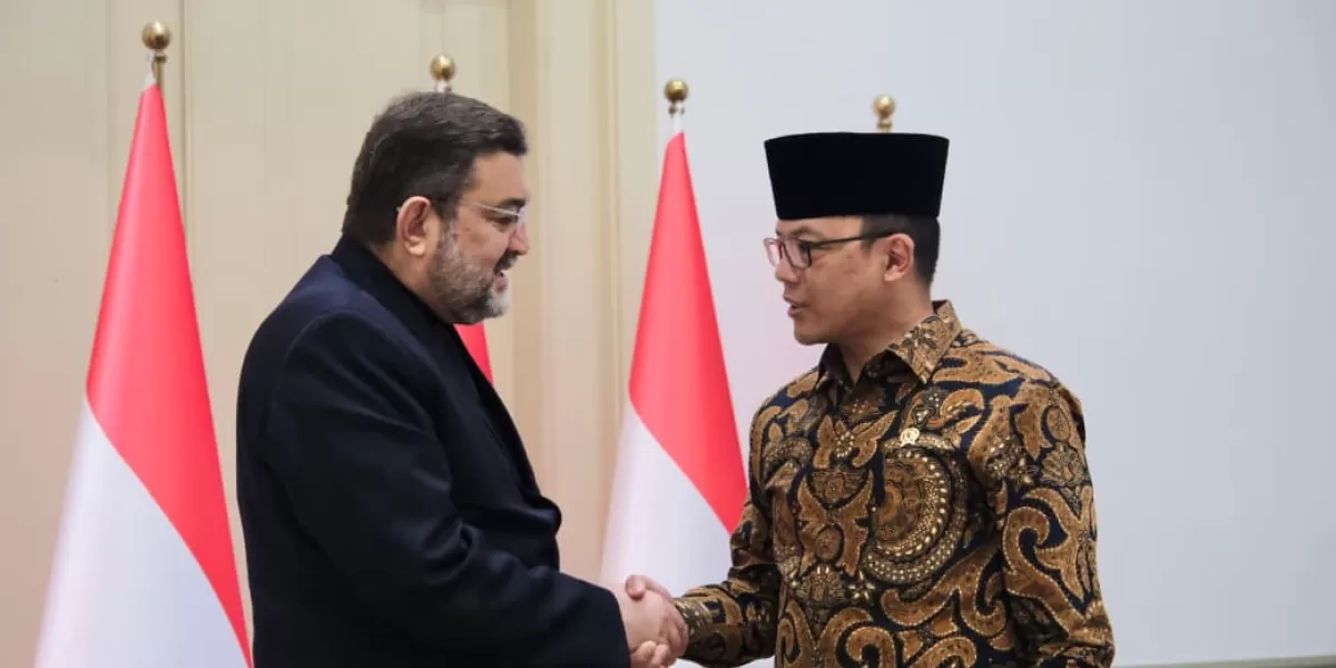 Menteri Luar Negeri RI Sugiono berjabat tangan dengan Duta Besar Iran untuk Indonesia, Mohammad Boroujerdi.  ((X/KemensetnegRI))