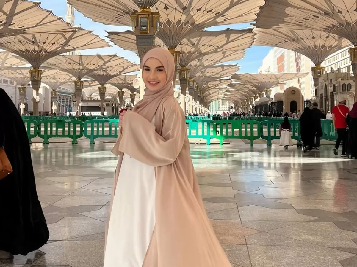 Potret Elina Joerg umrah di bulan Ramadhan. (Instagram/@elinaaaajoerg)