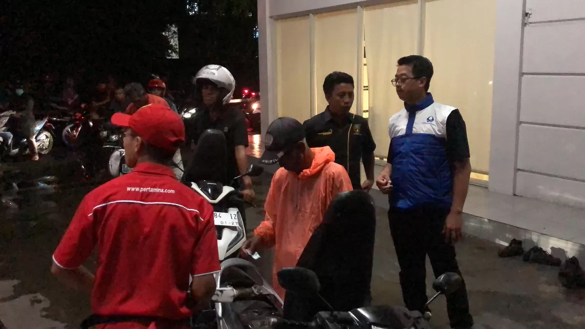 Ketua Hiswana Migas DPC Besuki Ikbal Wilda saat mengecek kondisi bbm. (Angga Juli Setiawan/SketsaNusantara.id)