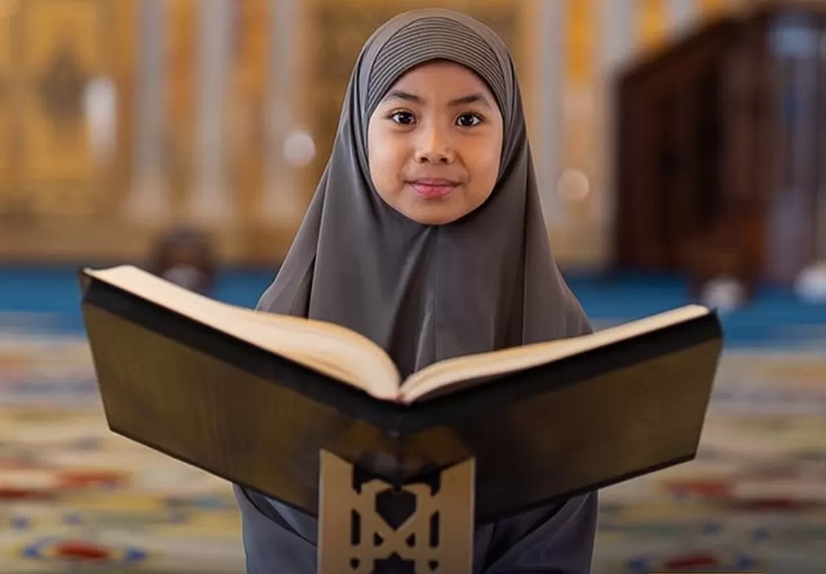 Potret Aisyah Arrumi, hafidz cilik  yang menjadi juara 2  dalam kompetisi Dubai International Holy Quran Award 2026 (Instagram/dubaiquranaward)
