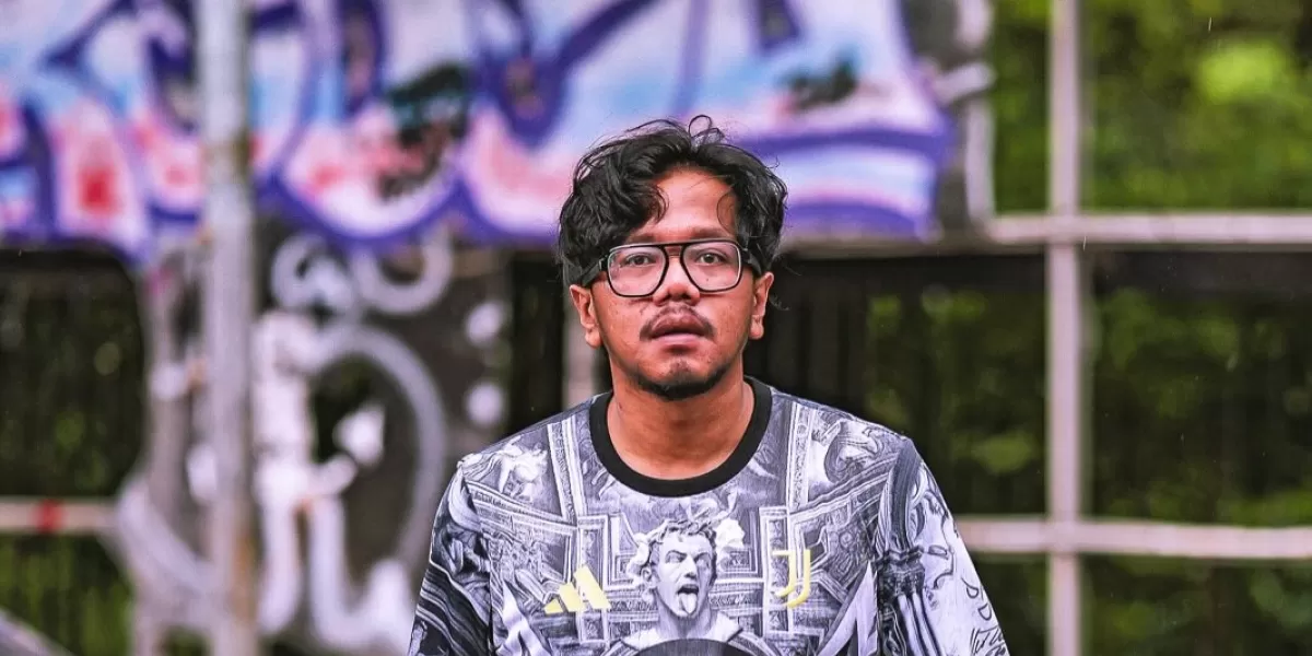 Sosok Ferry Irwandi yang menawarkan bantuan pembayaran UKT satu semester bagi mahasiswa yang memenuhi kriteria. (Instagram/irwandiferry)