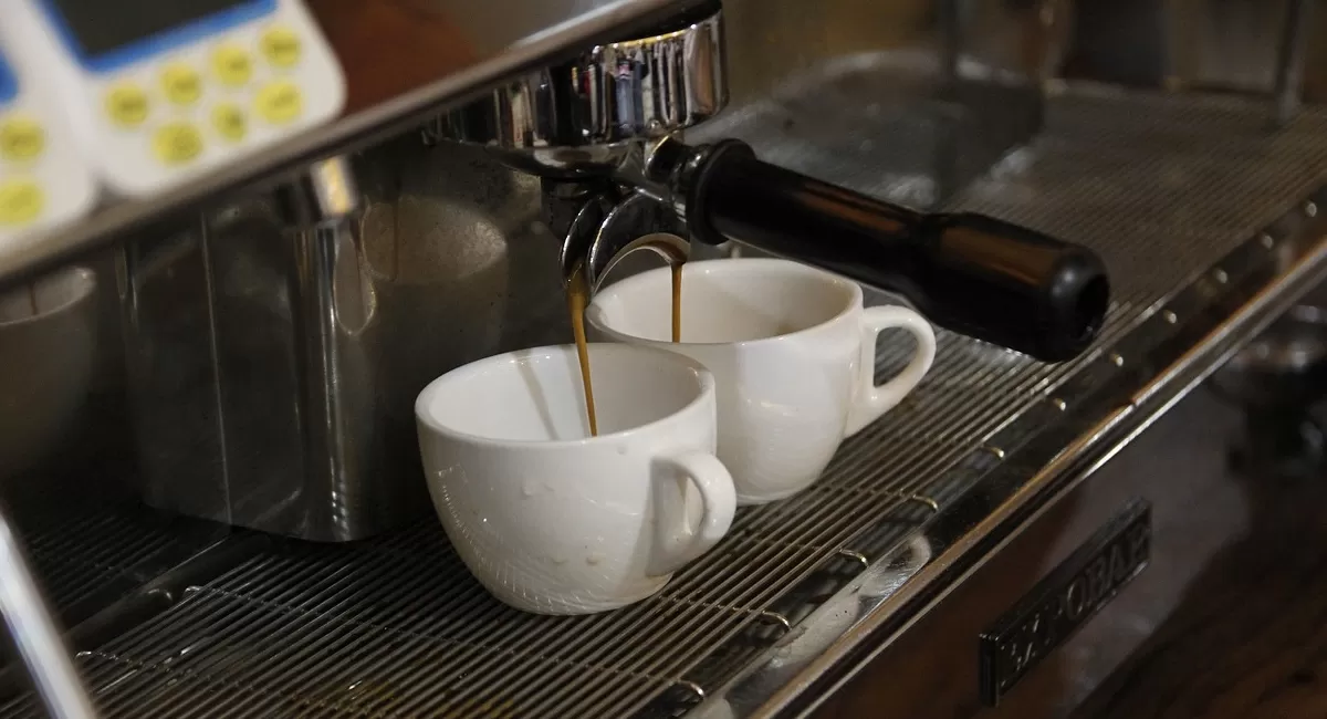 Potret pembuatan Americano yang populer bagi pecinta kopi, yang ternyata punya sejarah unik pada masa Perang Dunia II (Pixabay/sjcollege)