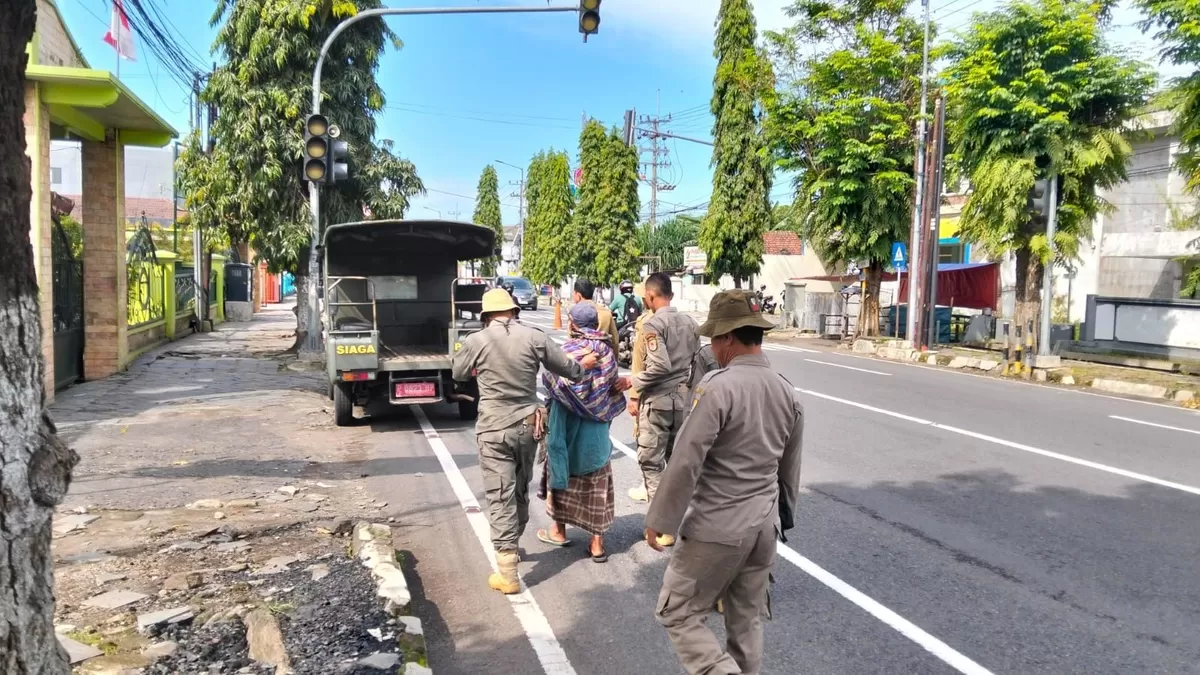 Satpol PP saat amankan ODGJ. (Dok Pemkab Jember)