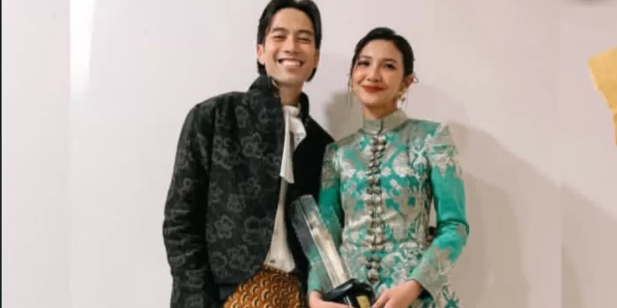 Mendiang Vidi Aldiano bersama istri  (Instagram @vidialdiano)