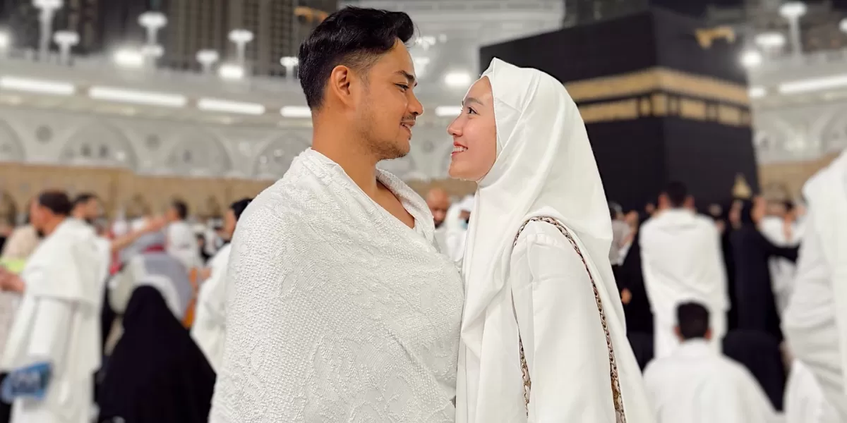 Potret Febby Rastanty dan Drajad Djumantara sedang menjalani umroh pertama sebagai suami istri. (Instagram/febbyrastanty)