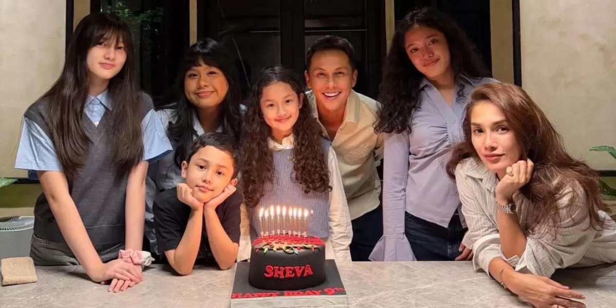 Potret Andhika Pratama dan keluarga yang tengah merayakan ulang tahun Sheva Elmira Lorrenia yang ke-9. Mengaku bahwa putrinya paling senang dengan duit. (Instagram/andhiiikapratama)