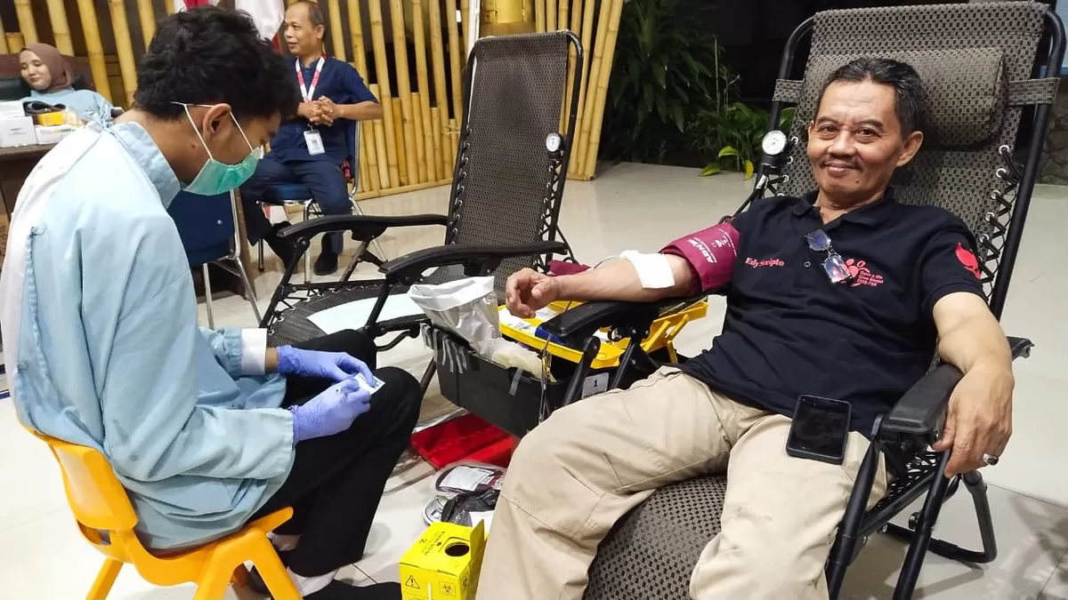 Edy Sucipto saat melakukan donor darah ke 83. (Dok. PMI Jember)