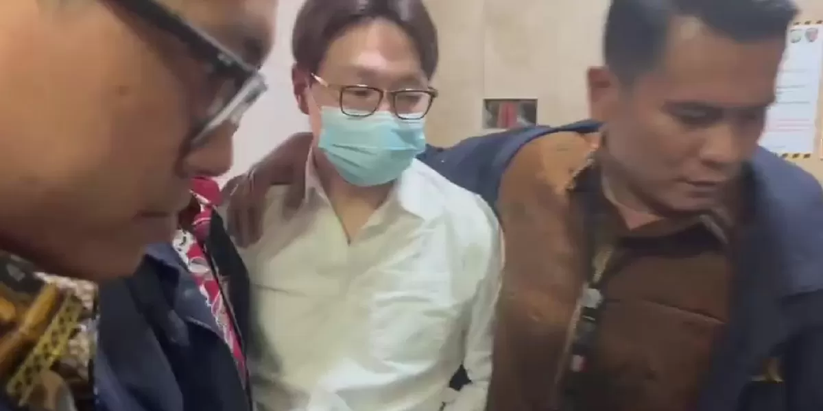 Dokter Richard Lee saat keluar dari Gedung Ditreskrimsus Polda Metro Jaya sebelum digiring menuju rumah tahanan untuk menjalani proses hukum (X/eddyroso)