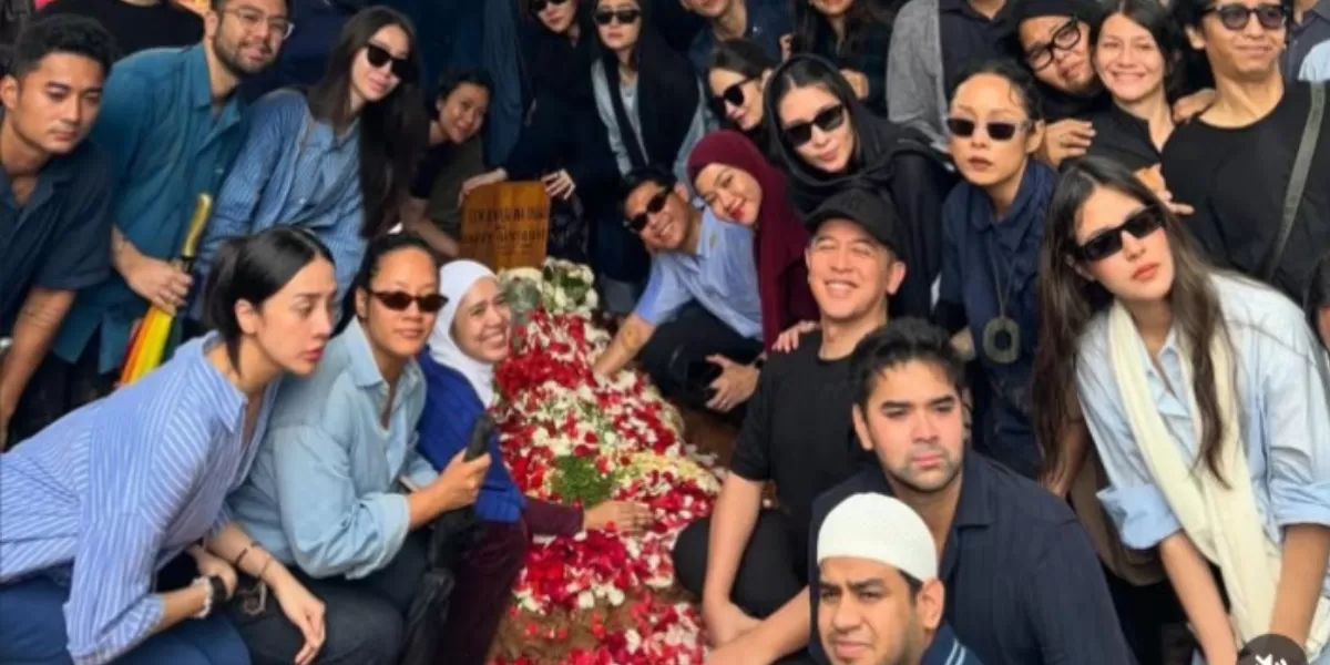 Pemakaman Vidi Aldiano Dipenuhi pelayat berpakaian biru (Instagram @ranggazlaksmana)