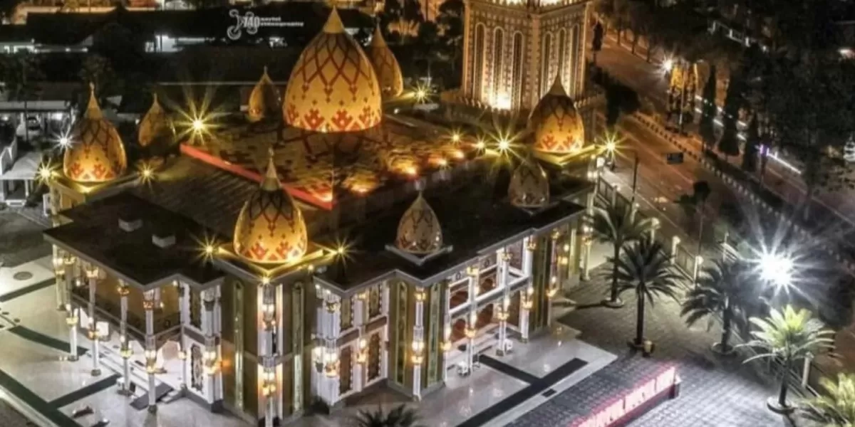 Penampakan megah Mesjid Roudhotul Muchlisin  (Tiktok @740aerialvideography)