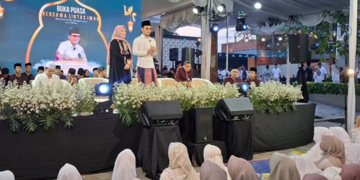 Pondok Pesantren Ora Aji asuhan Gus Miftah menggelar buka puasa bersama 2.000 anak yatim lintas iman. (Dok. SketsaNusantara.id)