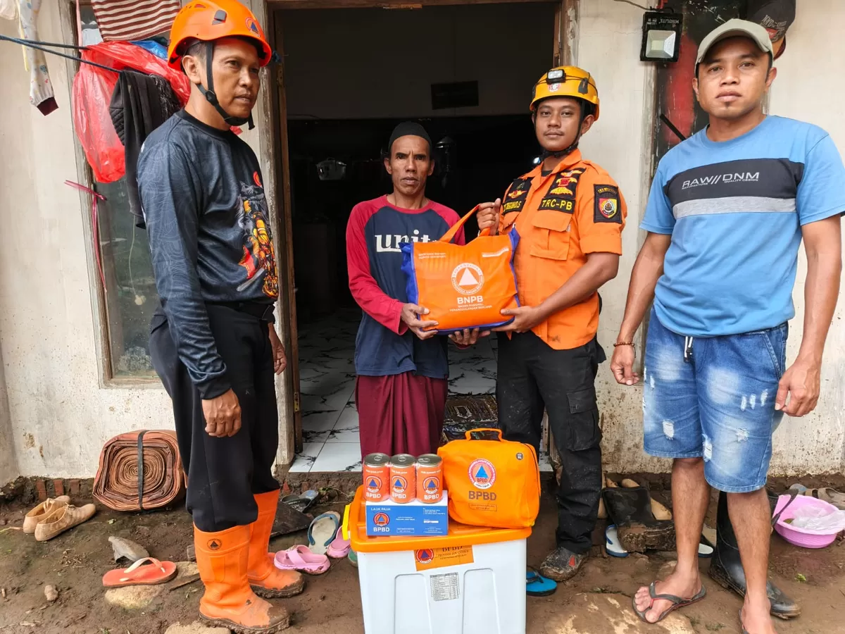 Penyerahan bantuan logistik ke masyarakat terdampak bencana. (Dok BPBD Jember)