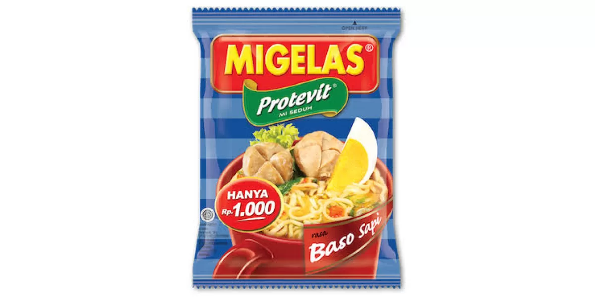 Produk mi instan cup asal Indonesia yang sempat beredar di supermarket Jepang, namun ditarik dari pasaran karena masalah label alergi pada kemasan. (X/Kkuuroo___)