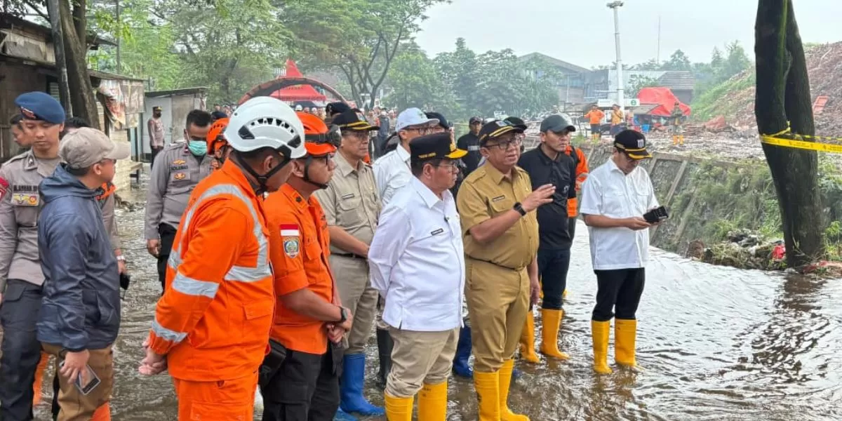 Gubernur DK Jakarta dan rombongan saat meninjau lokasi longsor di TPST Bantargebang (jakarta.go.id)