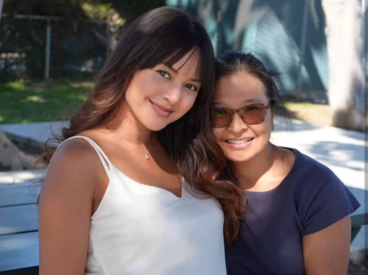 Potret Aurelie Moeremans bersama ibunya. (Instagram/@aurelie)