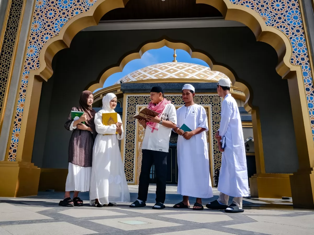 Ide tema acara halal bihalal sekolah setelah hari lebaran. (Pexels.com/Noval Gani)