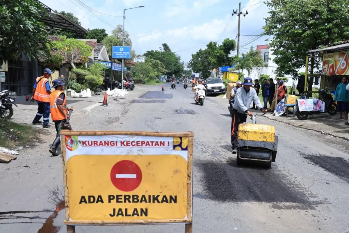 Perbaikan jalan di Jember. (Dok Diskominfo Jember)