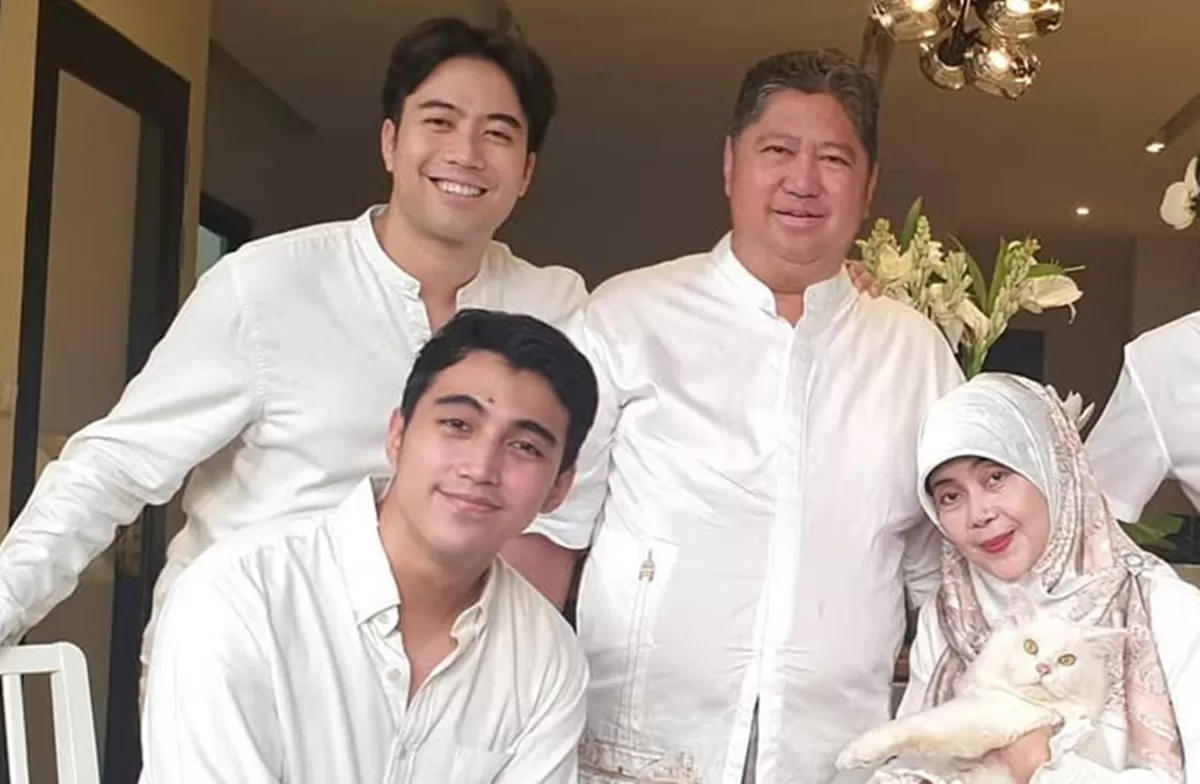 Potret Vidi Aldiano yang berpulang di tengah kehangatan keluarga yang selalu memberikannya dukungan semasa hidup saat berjuang lawan kanker (Instagram/v8harrykiss)