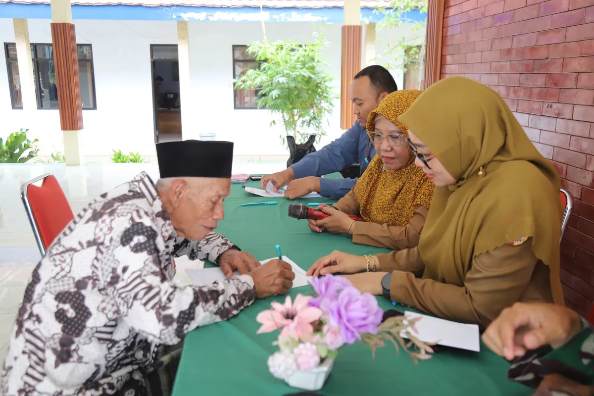 Pembagian insentif guru ngaji. (Dok Pemkab Jember)