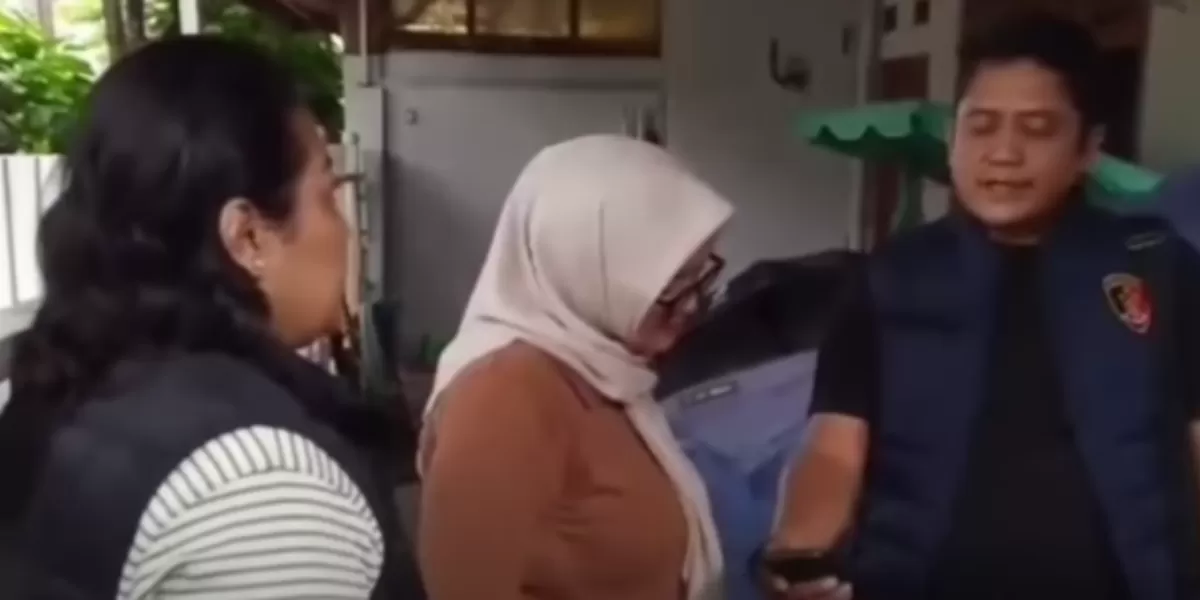 Pelaku pencurian (tengah) diringkus polisi  (YouTube tvOneNews )
