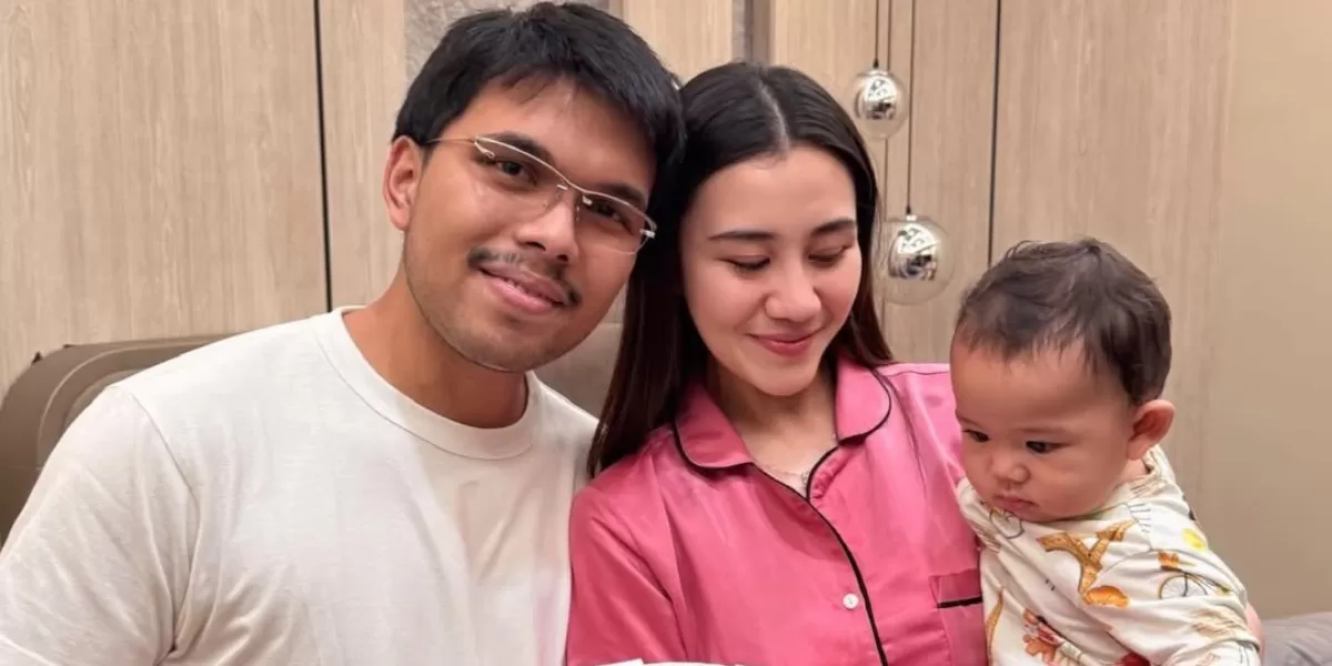 Potret Thariq Halilintar yang sedang merayakan ulang tahun Aaliyah Massaid yang ke-24. Sebut bahwa istrinya adalah wanita tercantik yang pernah dikenalnya. (Instagram/thariqhalilintar)