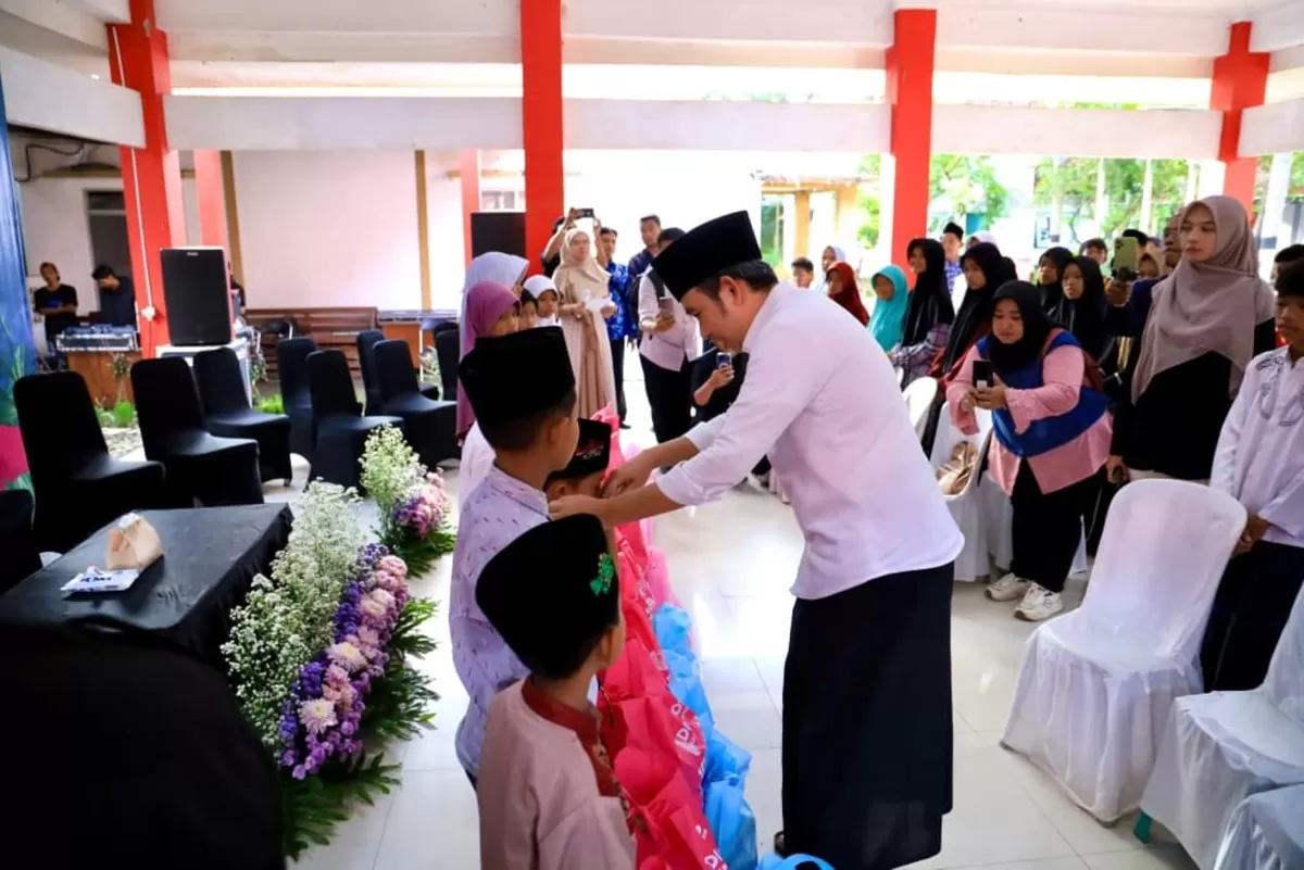 Bupati Gus Fawait saat memberikan santunan anak yatim. (Dok Diskominfo Jember)