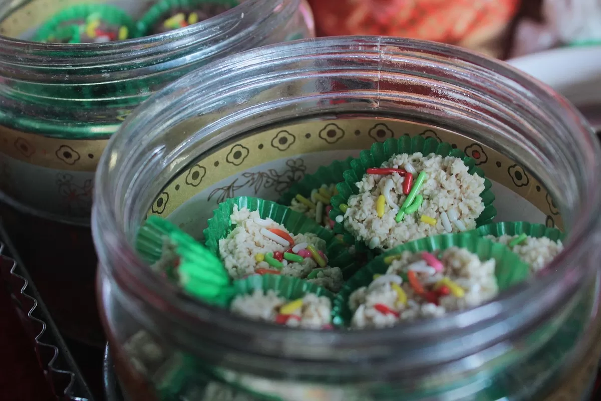 Ilustrasi mengatasu kue kering lebaran yang sudah melempem karena toples kerap dibuka tamu (Pixabay/senjakelabu29)