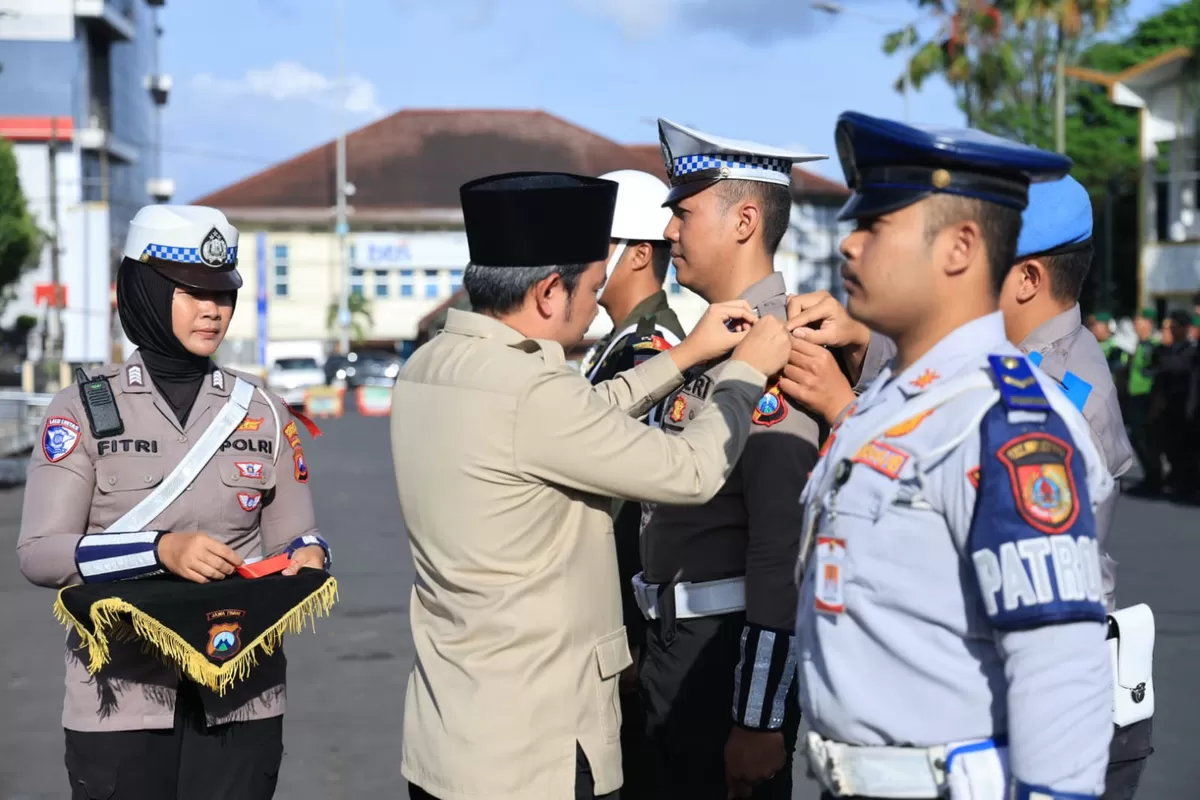 Bupati Jember Muhammad Fawait saat melakukan persiapan. (Dok Diskominfo Jember)