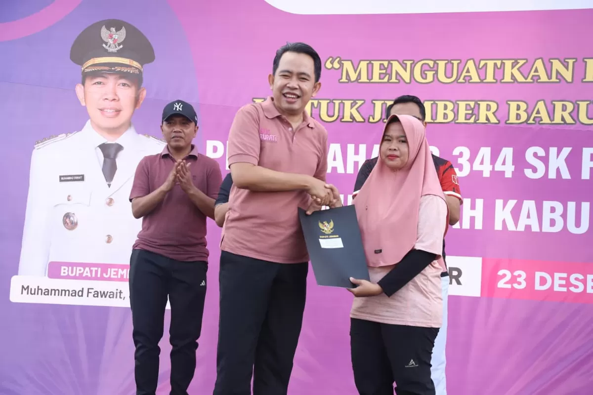 Bupati Jember Gus Fawait bersama PPPK. (M Purnomo/SketsaNusantara.id)