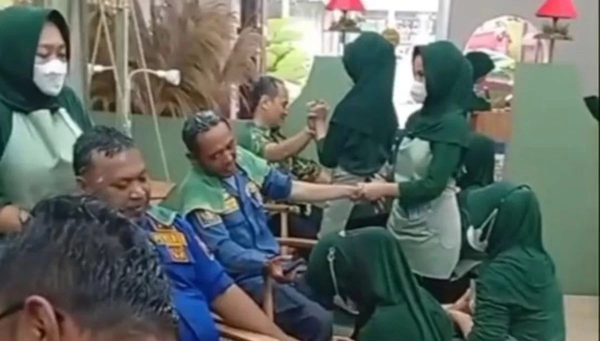 Potret petugas damkar Kota Serang, Banten yang mendapat hadiah perawatan salon gratis usai bantu warga buka pintu ruko yang terkunci dari dalam (Instagram/flowsalonserang)
