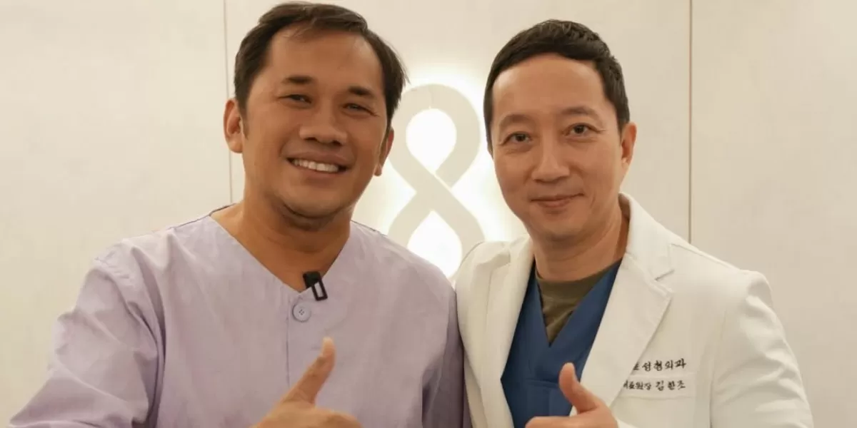 Potret Hanung Bramantyo bersama Dokter dari Korea Selatan, Kim Hanjo. Berawal dari ingin berobat karena selama ini tidak bernapas secara normal, berujung pada operasi hidung? (Instagram/hanungbramantyo)