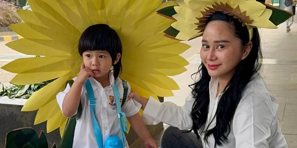 Potret Denise Chariesta dan Jaden Bowen Yap, yang disebut netizen sebagai anak yang nakal. Tanggapi bahwa tidak pernah meminta semua orang menyukai anaknya. (Instagram/denisechariesta91)