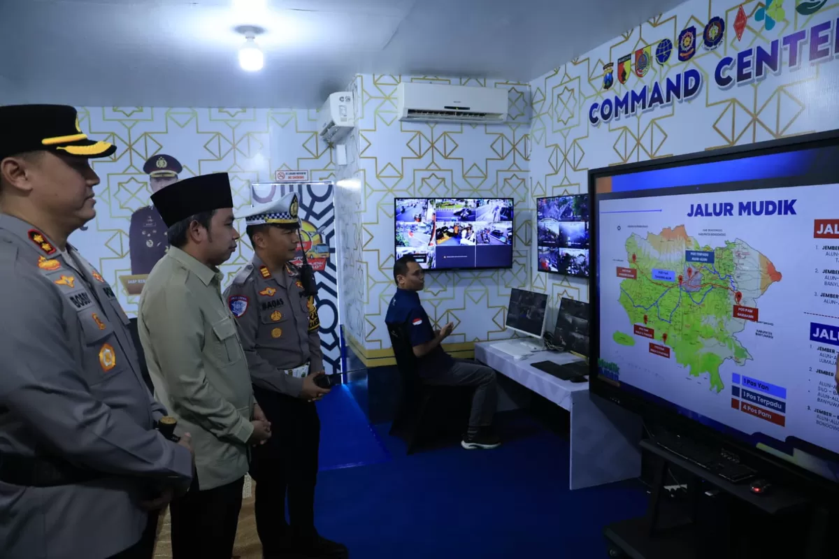 Bupati Jember Muhammad Fawait dan Kapolres Jember saat memantau. (Dok Diskominfo Jember)
