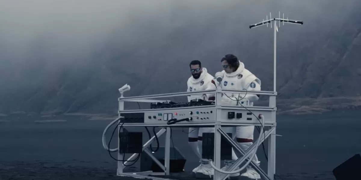 Duo DJ Yellow Claw tampil memainkan set musik elektronik di kawasan Gunung Bromo dengan latar lanskap alam yang dramatis.  (Instagram/volix.media)