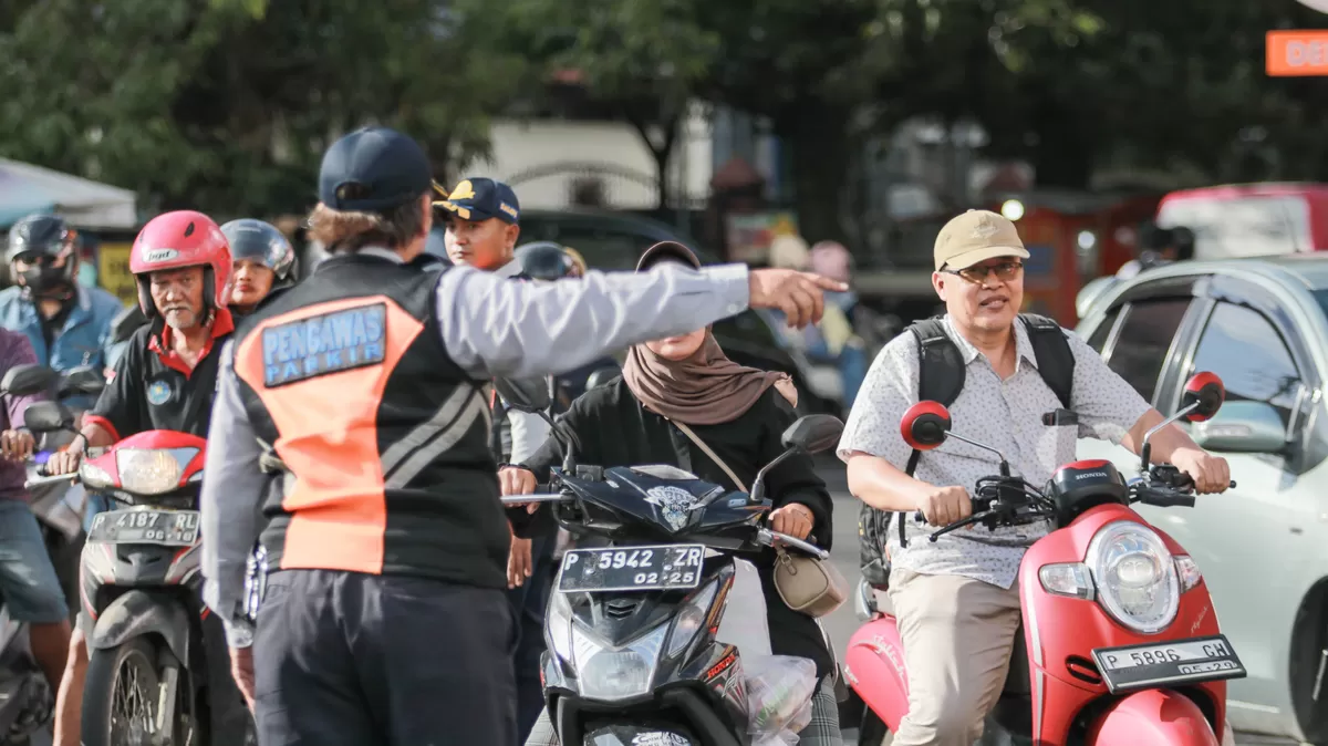 Petugas melakukan pengarahan arus lalu lintas. (Don Pemkab Jember)