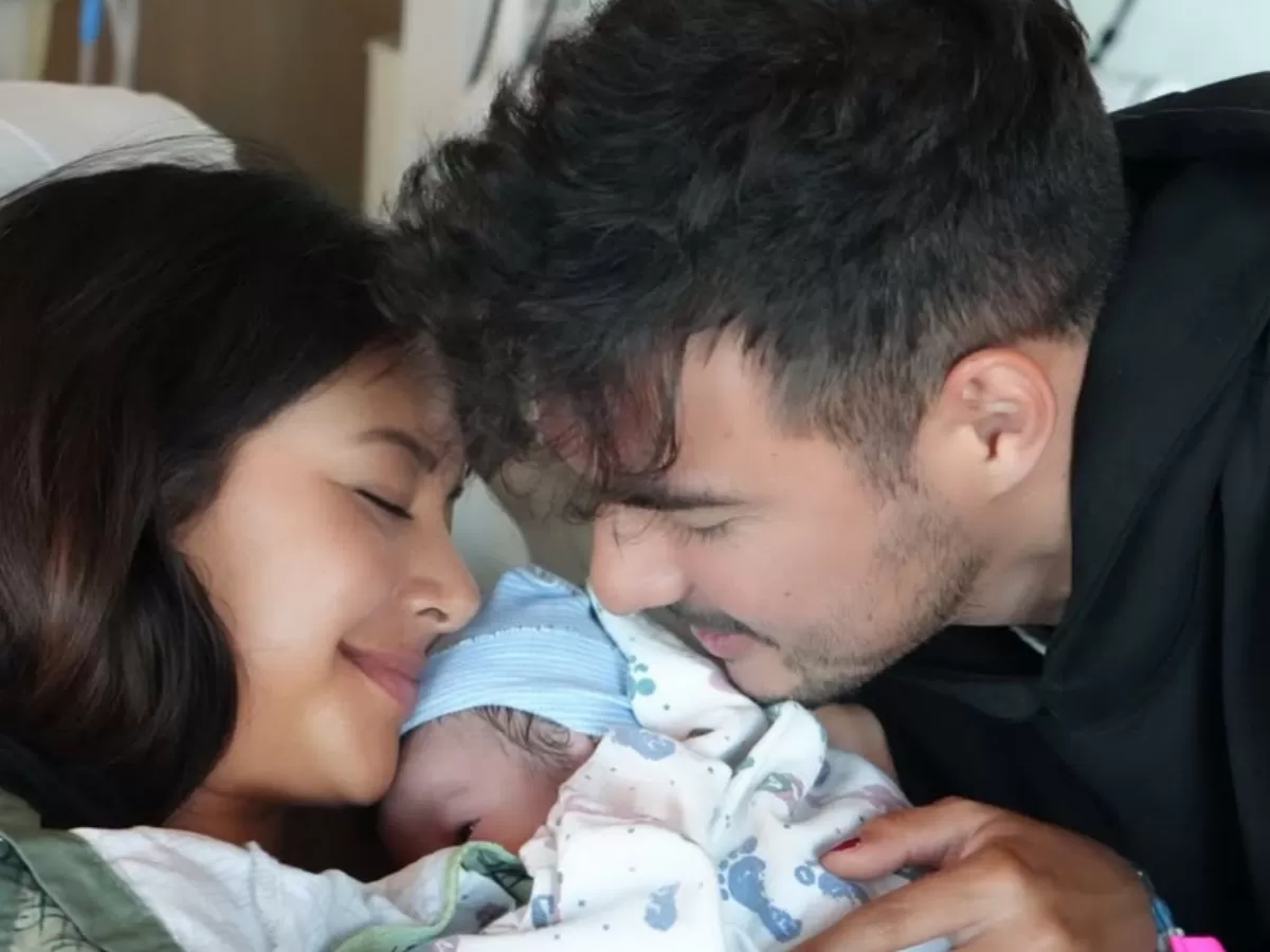 Potret oleh Aurelie Moeremans dan Tyler Bigenho yang baru saja dikaruniai anak pertama. (Instagram/@aurelie)