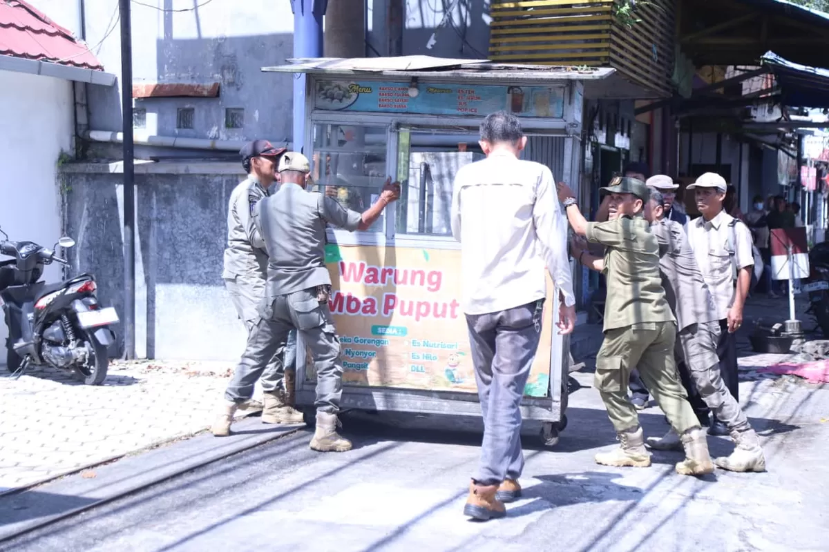 Pelaksanaan penertiban oleh Satgas. (M Purnomo/SketsaNusantara.id)