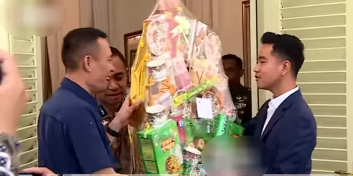 Rismon Sianipar mendapatkan hampers dari Gibran  (YouTube KOMPASTV )