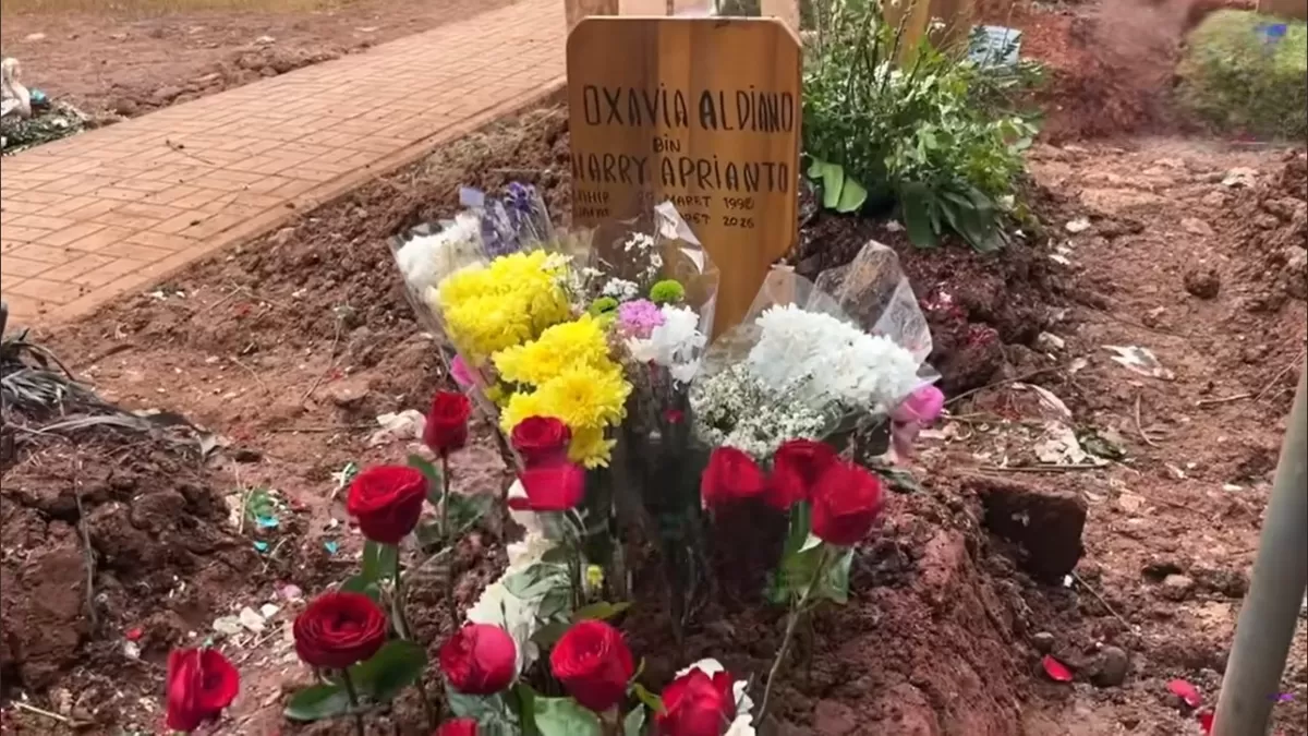 Potret makam Vidi Aldiano yang tak sepi peziarah hingga dikabarkan tanahnya ambles (Tangkapan Layar YT Reyben Entertainment)