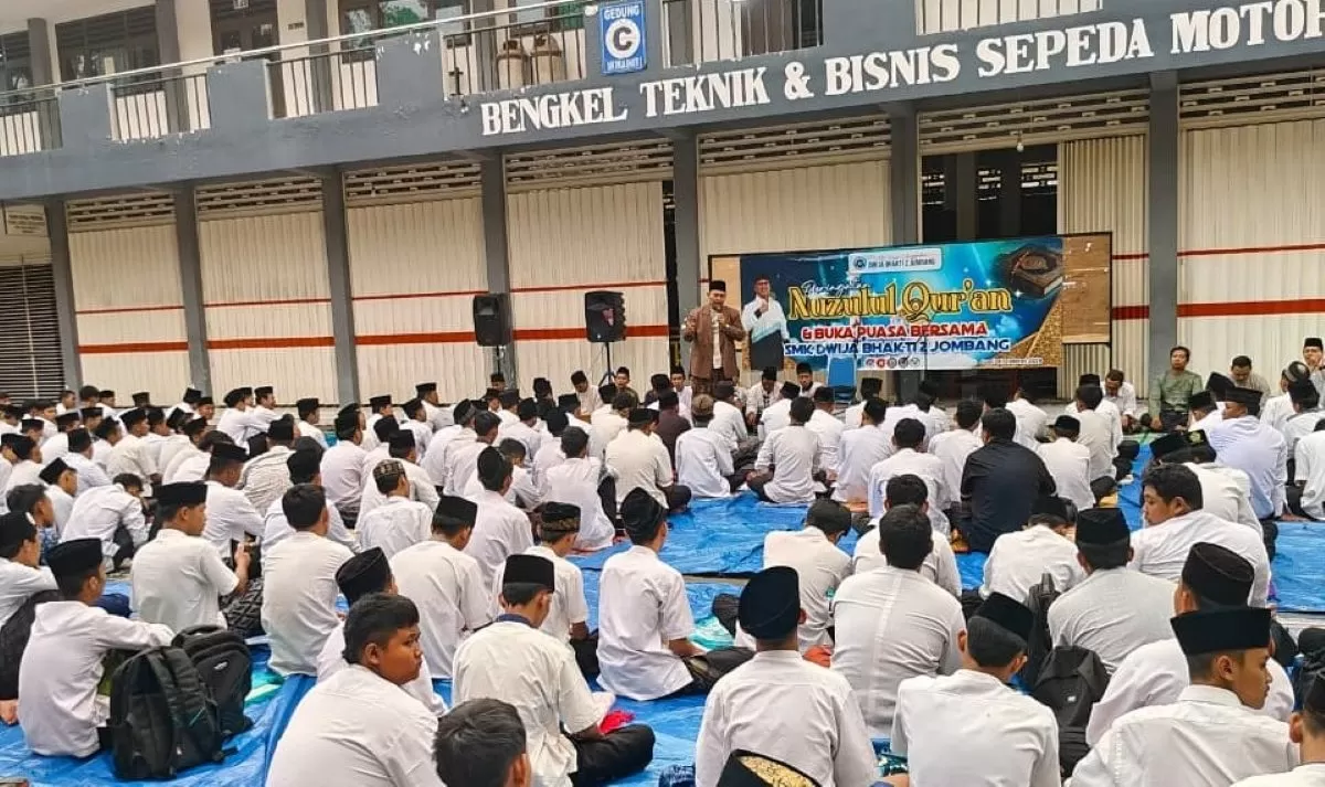 Siswa SMK Dwija Bhakti 2 Jombang sedang mengikuti acara Nuzulul Quran, salah satu rangkaian kegiatan Pondok Ramadan. (SketsaNusantara.id)